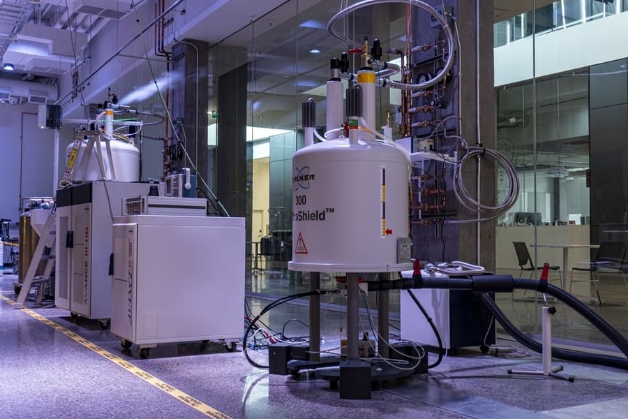 300 NMR Spectrometer in a Core Facility