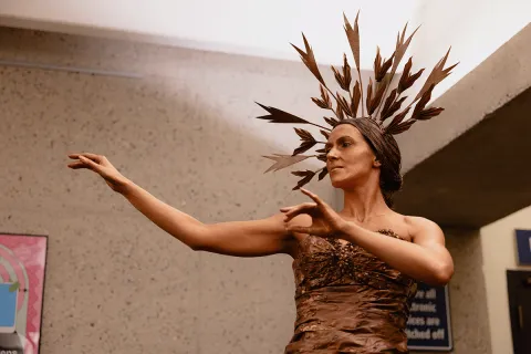Live sculpture a woman in bronze