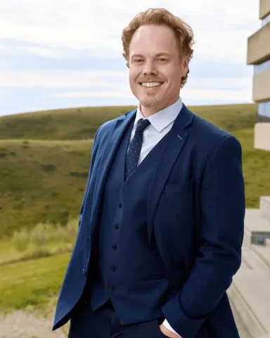 NICK BOHLE (BFA - Dramatic Arts ’17) stands in front of ULethbridge