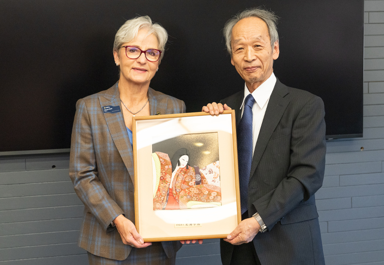 University of Lethbridge Board of Governors Chair, Karen Reid, accepts a gift from Chairperson of the Hokkai Gakuen Board of Governors, Seiichi Yamazaki.